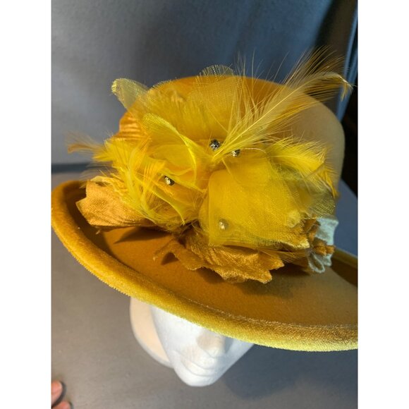 Ladies Gold Wool Hat with Feather and Velvet Accents Deborah Fashions Sz 23 Vtg - Picture 5 of 11